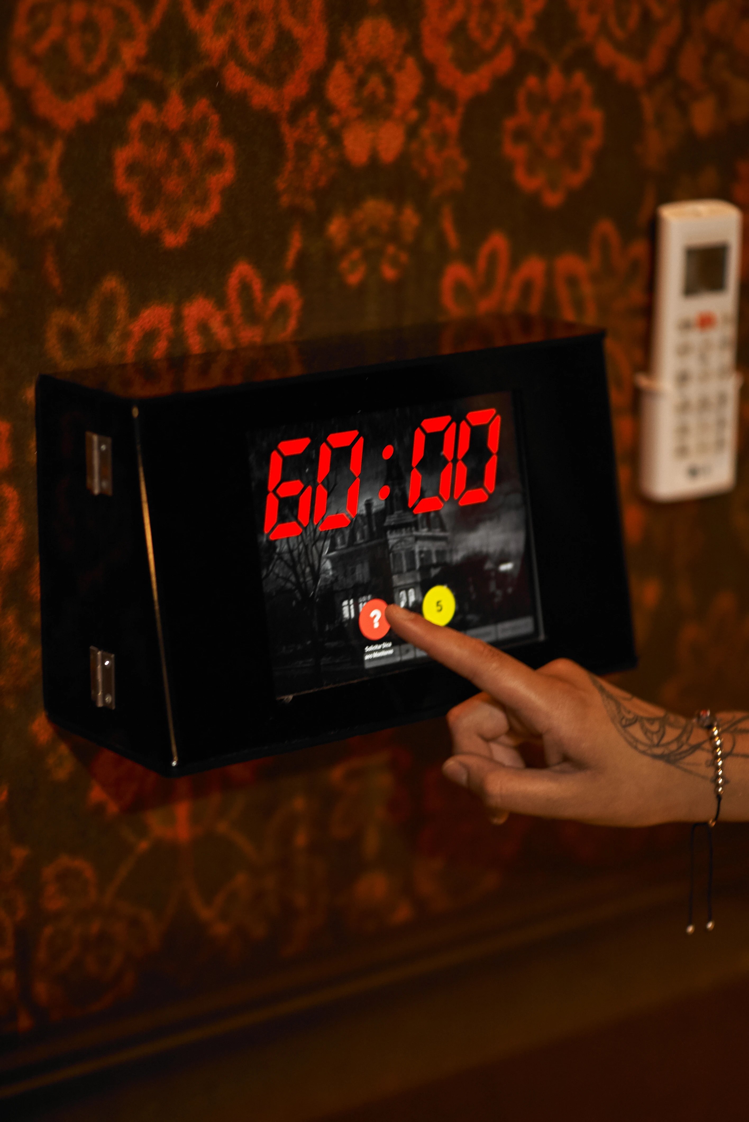 Grupo resolvendo pistas em uma sala de escape game